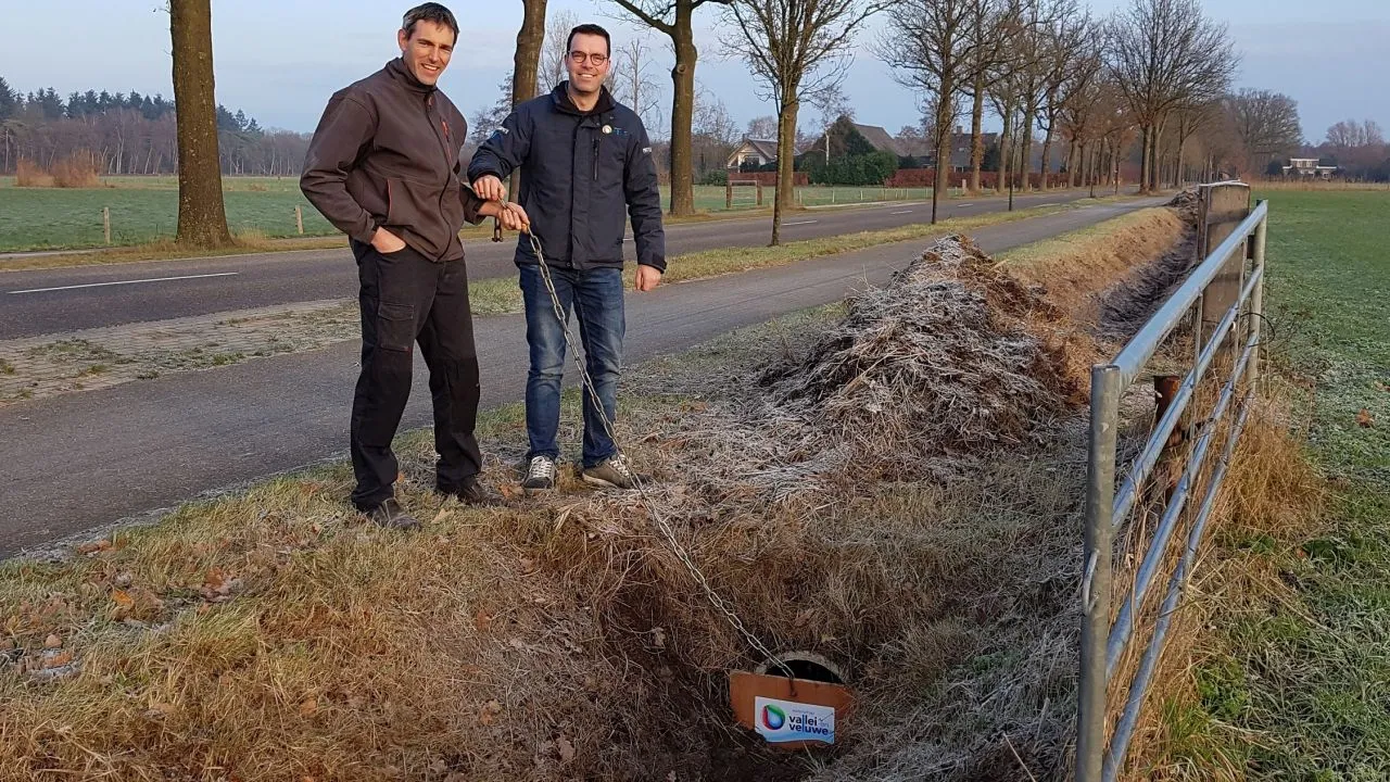 2018 12 17 art wolleswinkel lto gelderse vallei en gebiedsbeheerder jeroen koelewijn waterschap sluiten een duiker af