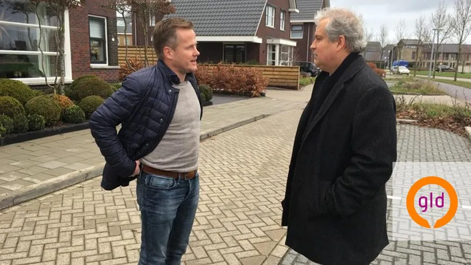 2018 12 21 wethouder oosterwijk in gesprek met een bewoner foto omroep gelderland1