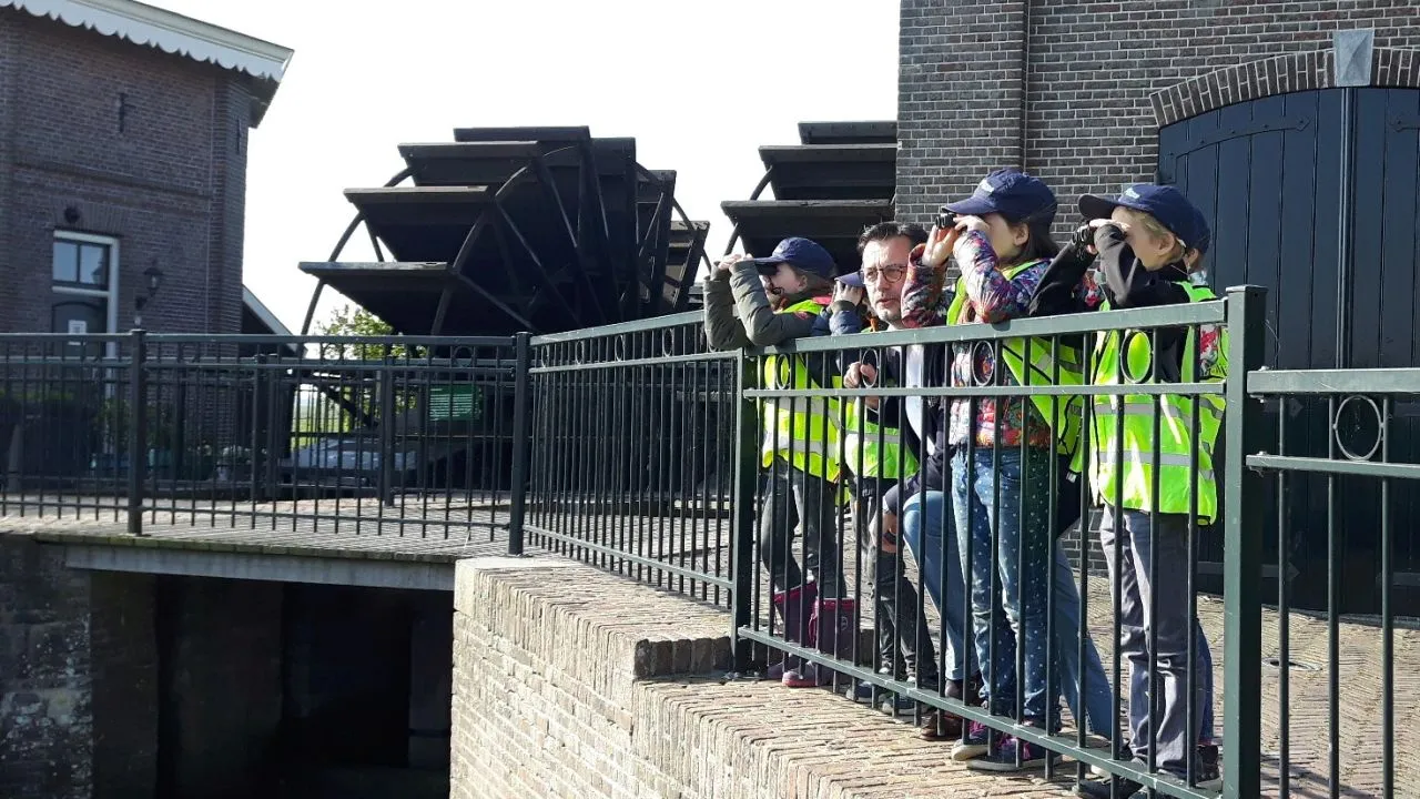 2019 04 18 goor stoomgemaal overhandiging verrekijkers 3