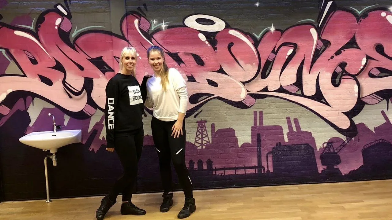 2019 10 03 jantina klompenhouwer van dansschool badabounce is blij met de nieuwe stagiare chantal van renselaar