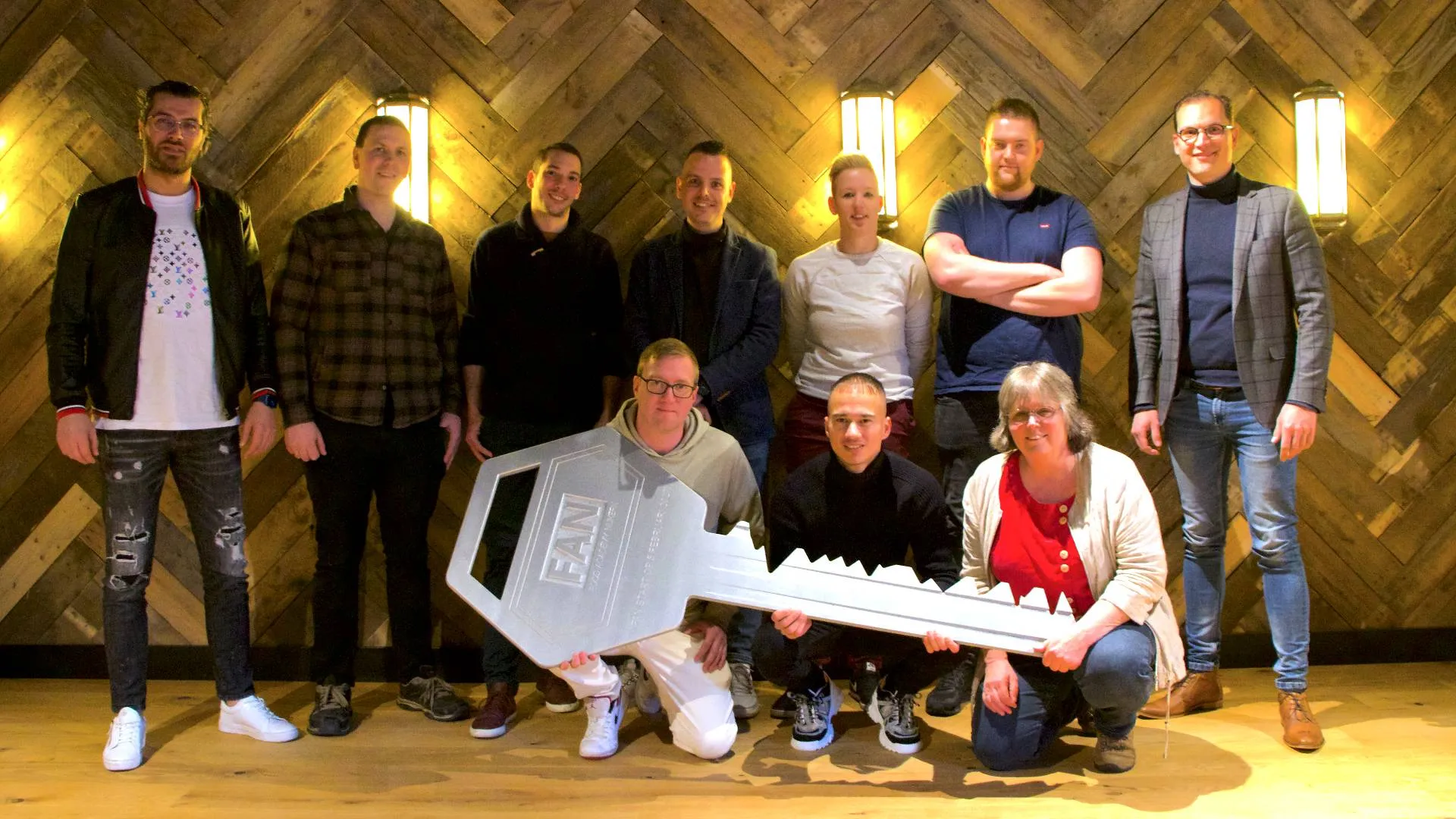 202 04 04 eerste fan studenten ontvangen diploma 1