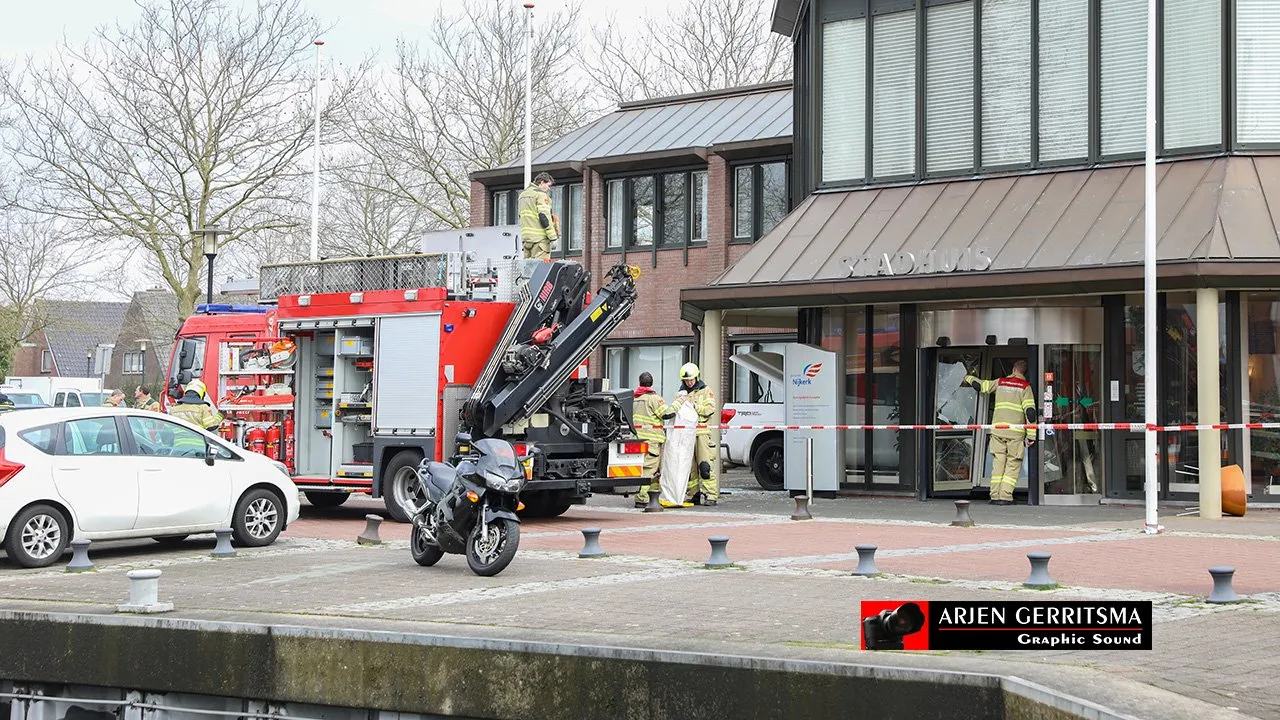 2020 03 06 auto rijdt stadhuis in 0011