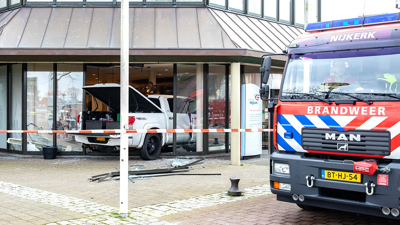 2020 03 06 auto rijdt stadhuis in 0021