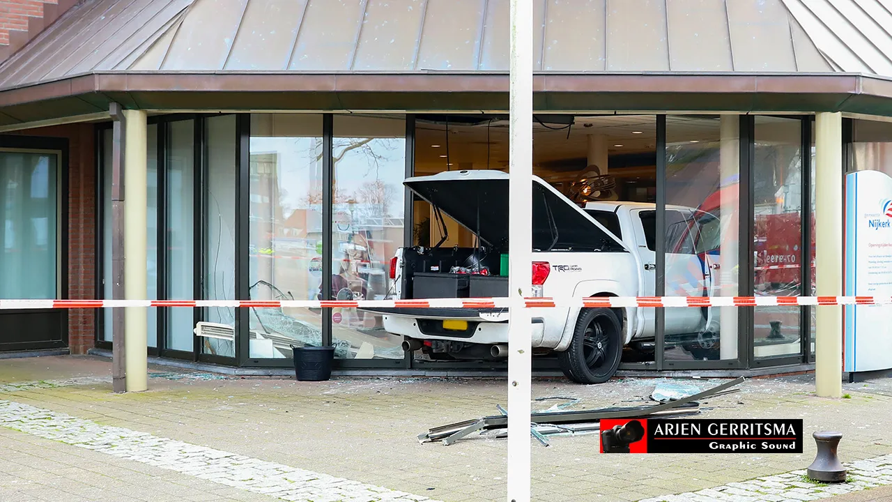 2020 03 06 auto rijdt stadhuis in 003