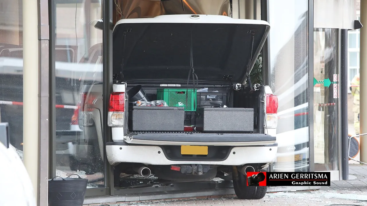 2020 03 06 auto rijdt stadhuis in 0051