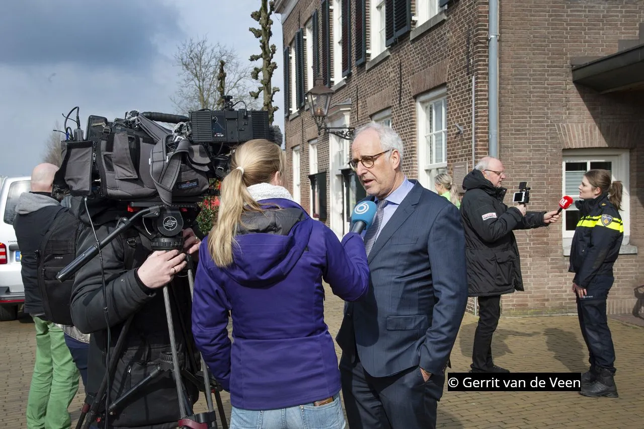 2020 03 06 auto rijdt stadhuis in 011