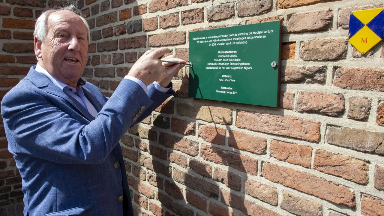 2020 05 08 g van den tweel schroeft bord vast