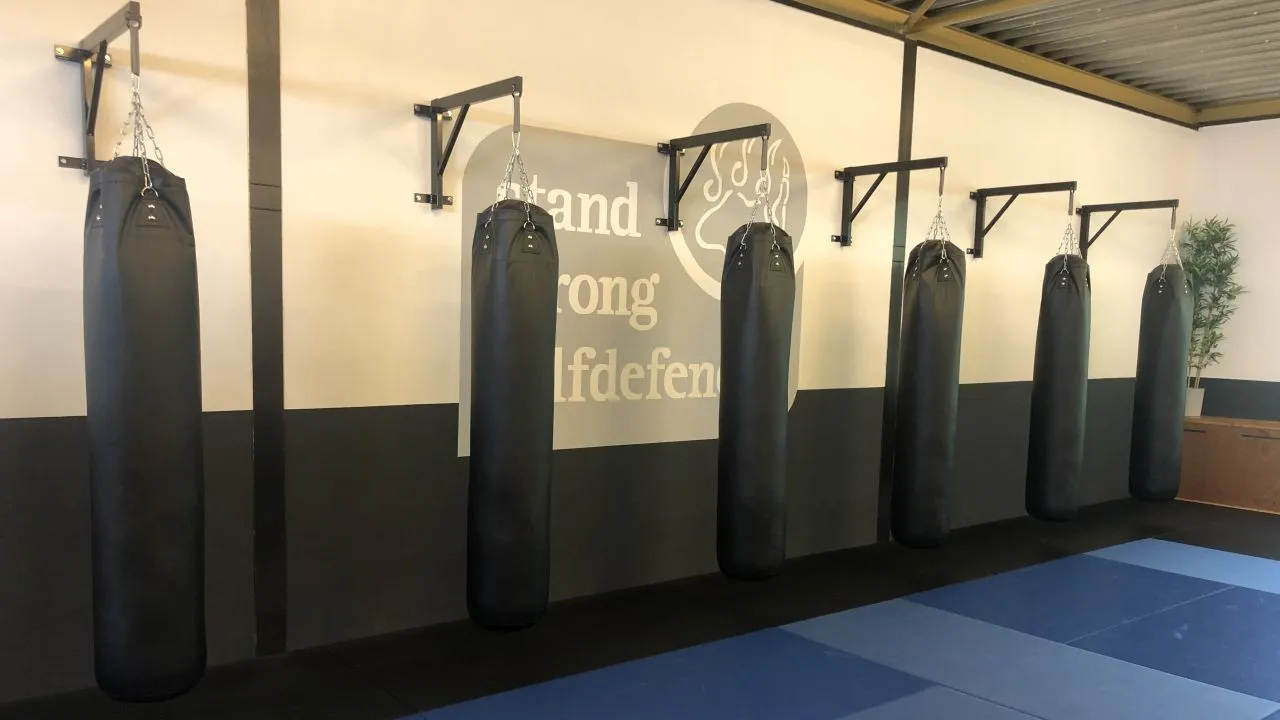 2020 08 28 strikefit trainingen bij krav maga bokszakken zwart