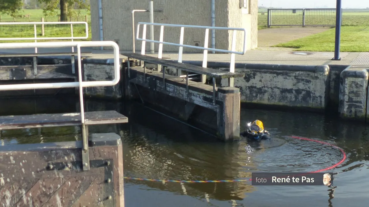 2020 10 23 arkersluis duikwerk aan de deuren reinigen onder water r te pas 7