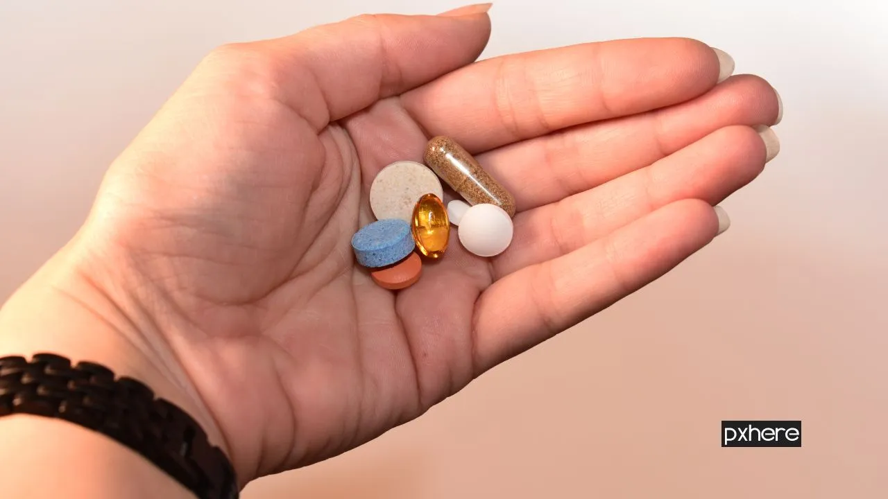 2020 10 24 medicijnen pill finger hand capsule pharmaceutical drug medicine 1535755 pxhere