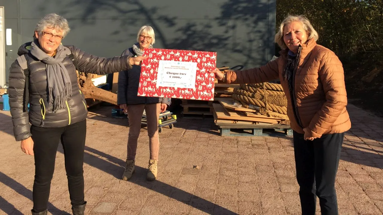 2020 11 18 karin de boer rechts overhandigt de cheque ter waarde van 1000 euro aan gezien schoo links in het midden ineke brons van de voedselbank