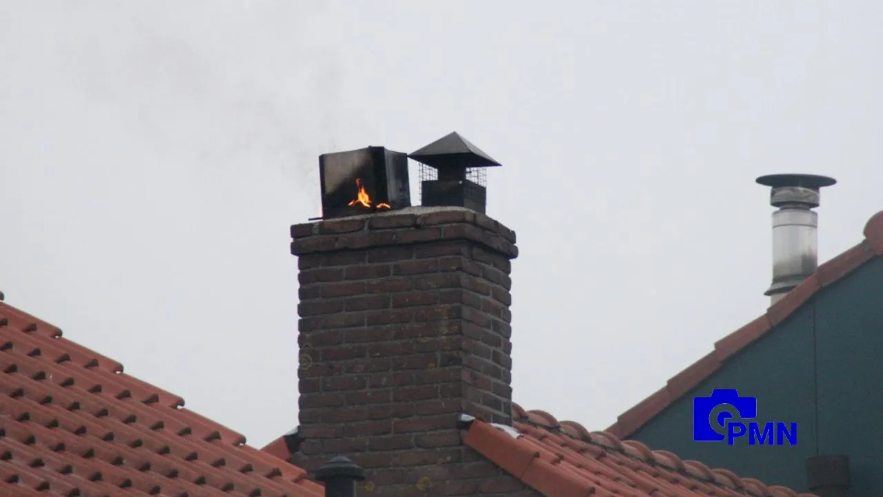 2020 12 05 vlam uit schoorsteen