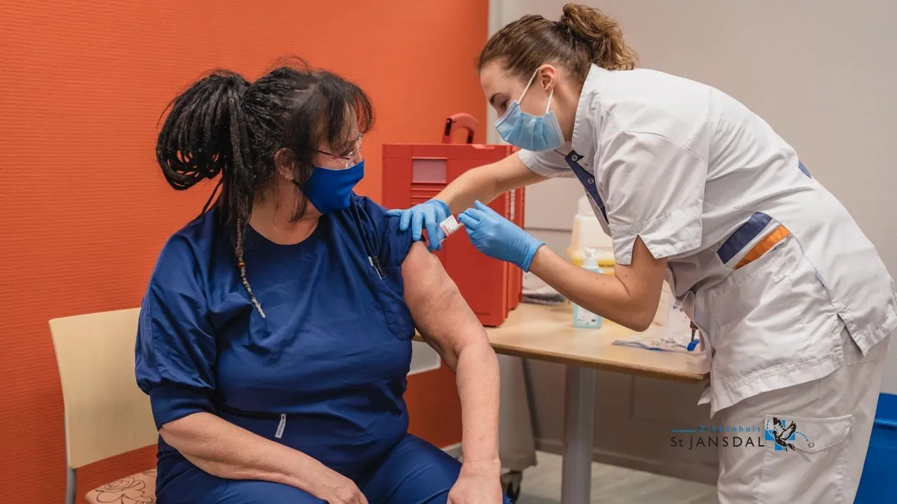2021 01 07 jolanda mensink eerste corona vaccinatie