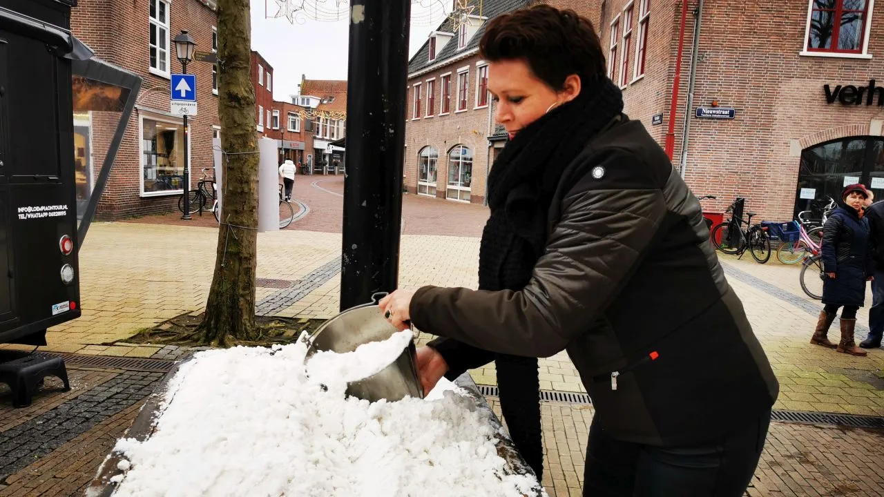 2021 02 06 strooizout zout in nijkerk wordt al geschept
