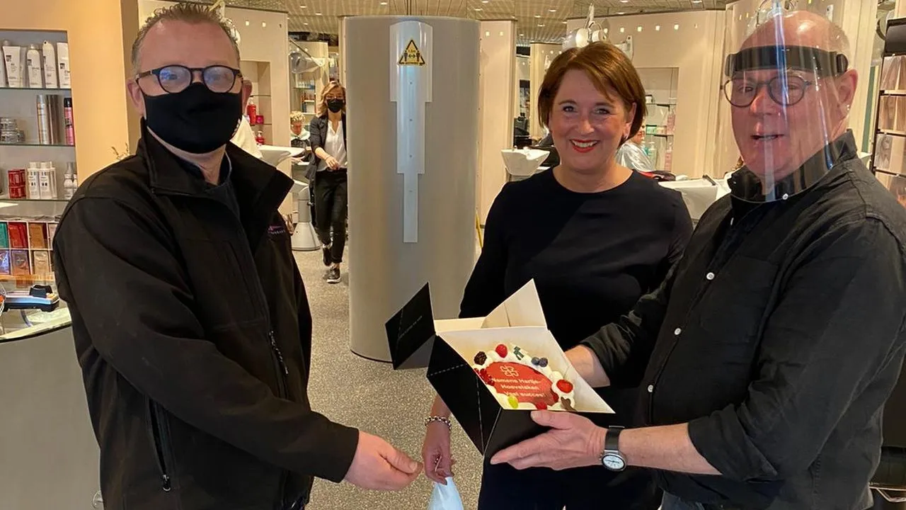 2021 03 03 taart voor kappers hartje hoevelaken