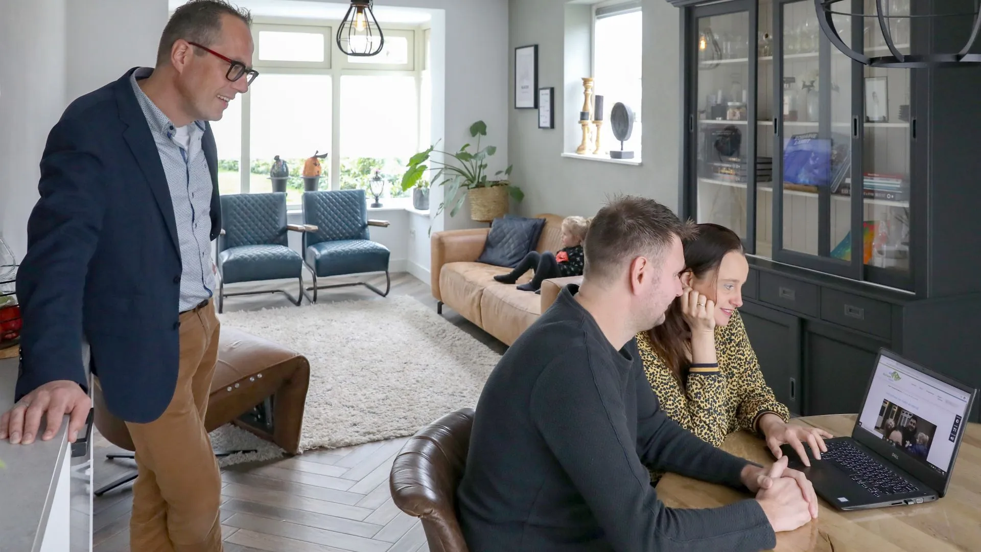 2021 03 11 kevin mendi wethouder dijksterhuis bekijken website duurzaam nijkerk