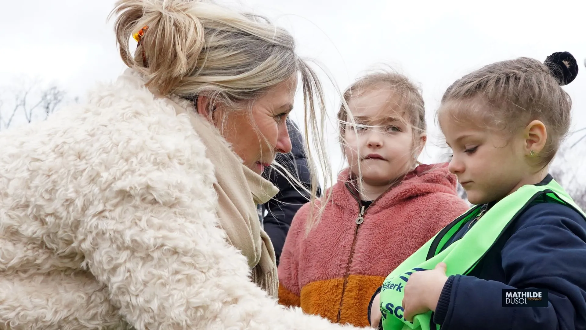 2021 03 12 100 mini veiligheidshesjes overhandigd door de lionsclub nijkerk aan de zwerfafvalbrigade 1