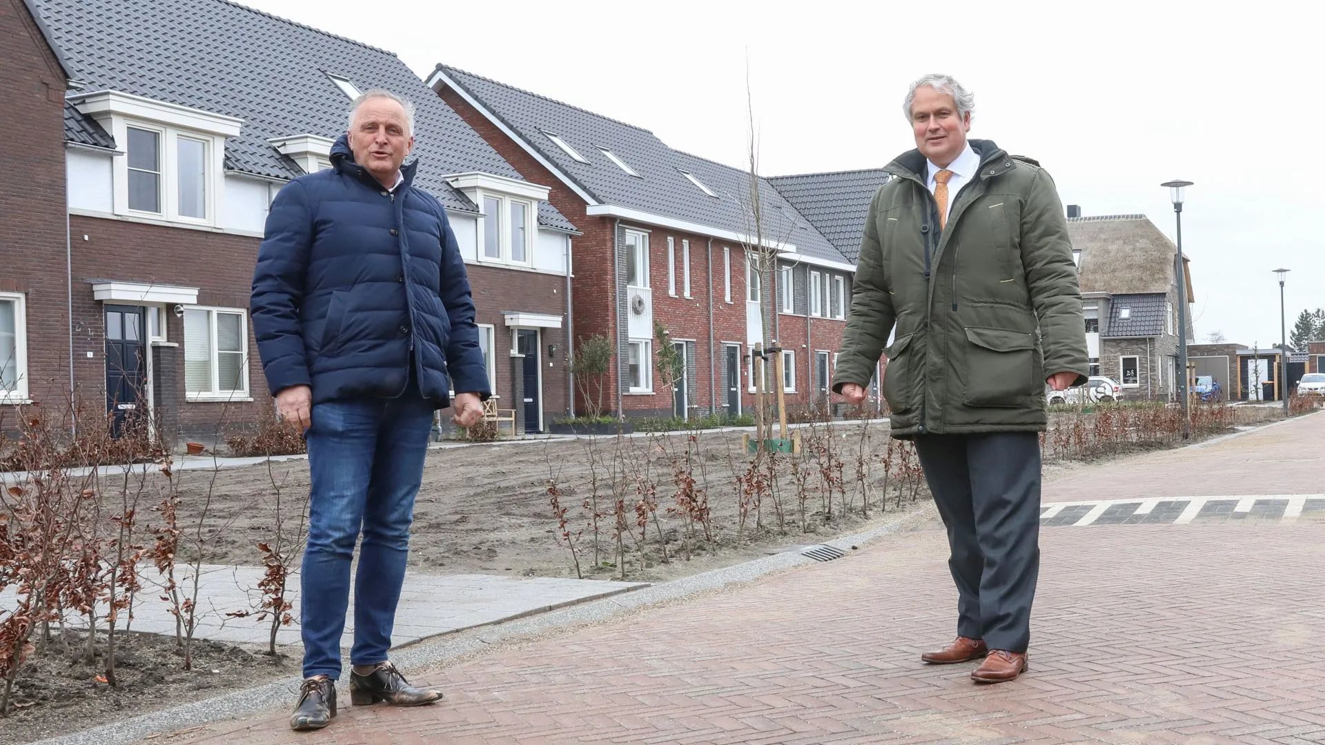 2021 03 16 foto gemeente nijkerk opleveren woningen in nijkerkerveen door wilgo van de mheen en wethouder wim oosterwijk