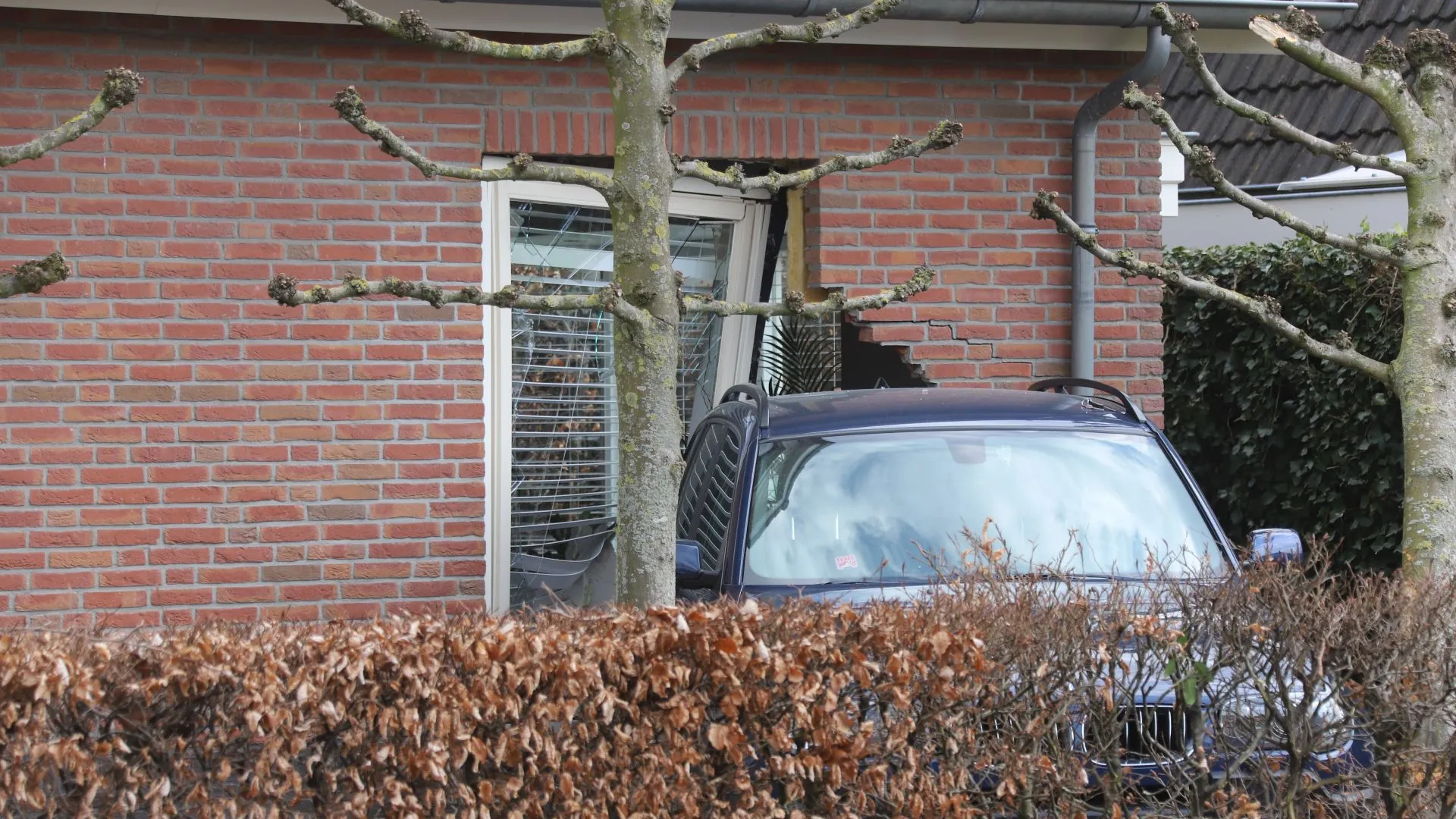 2021 04 08 auto rijdt woning in