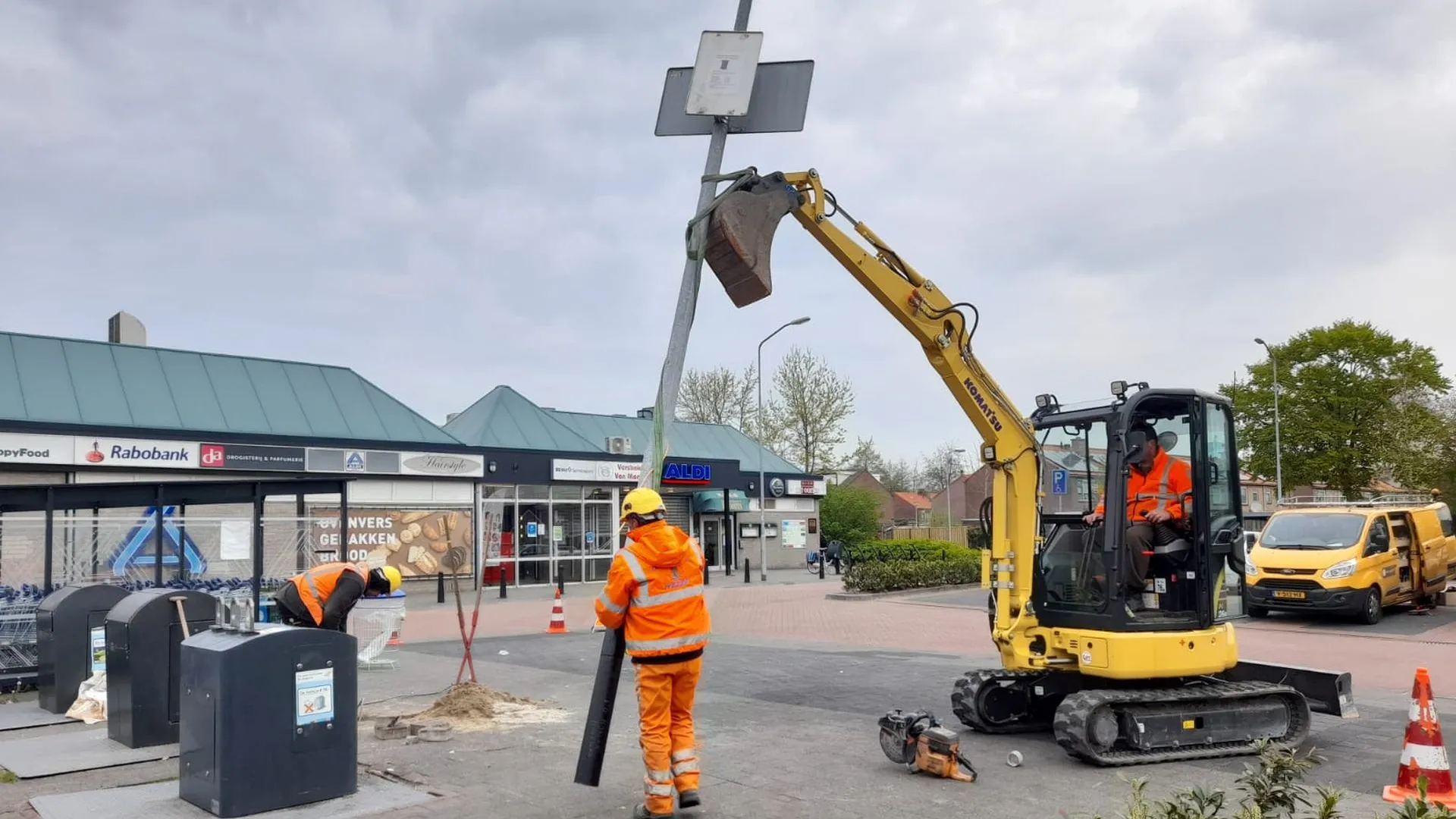 2021 05 09 plaatsing lichtpalen paasbos mei 2021