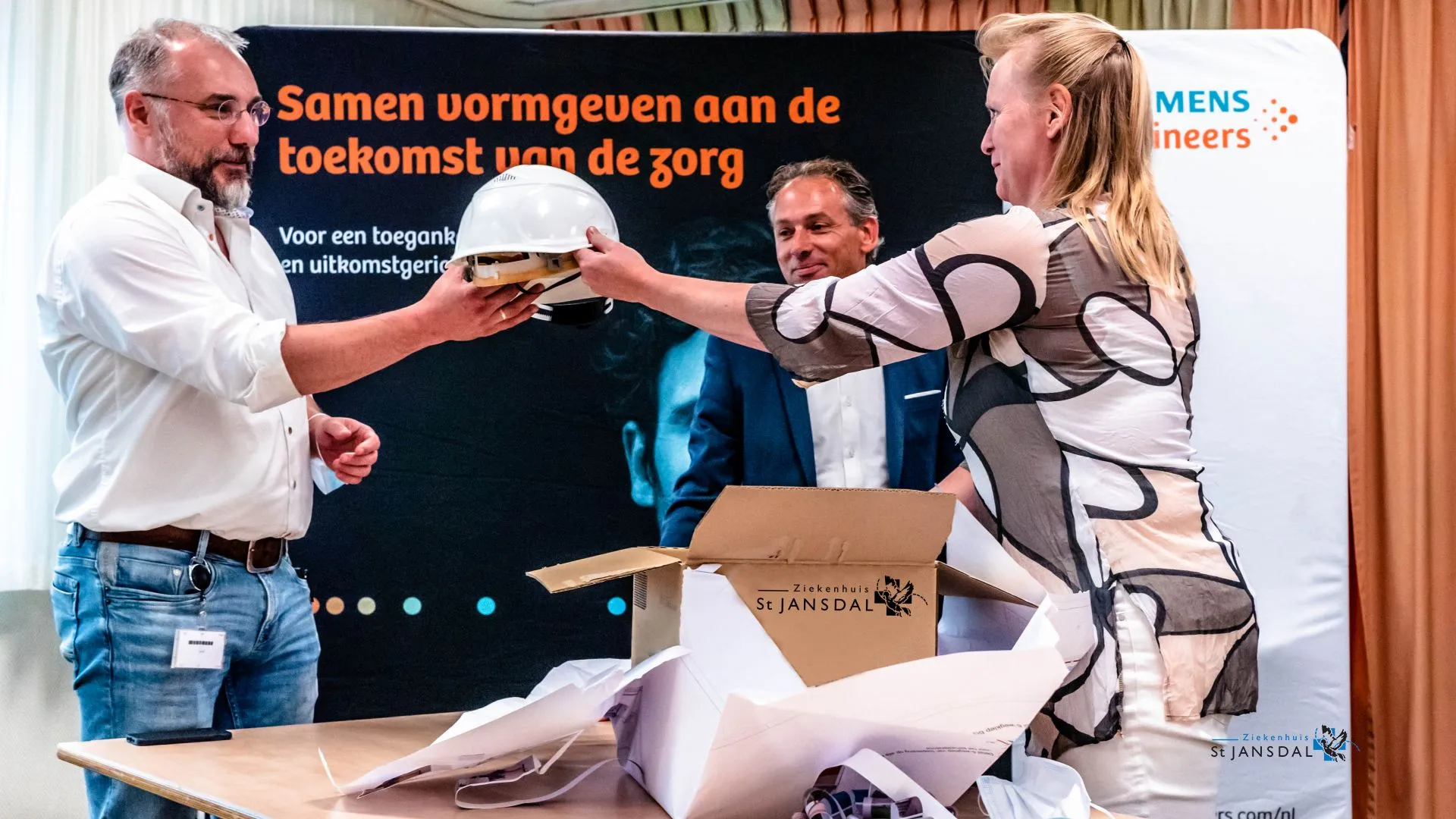 2021 07 8 jansdal overhandiging bouwhelm