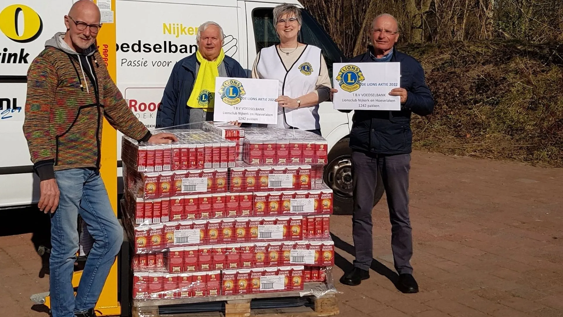 2022 03 15 overhandiging pakken koffie maart 2022