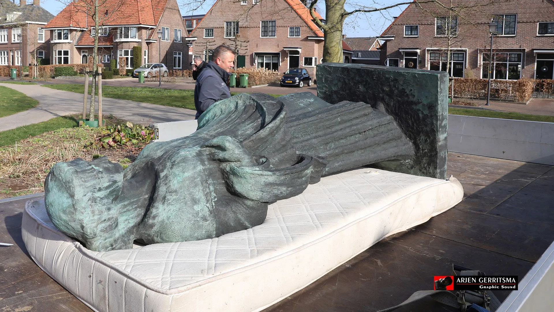 2022 03 22vrouwenfiguur oorlogsmonument 04