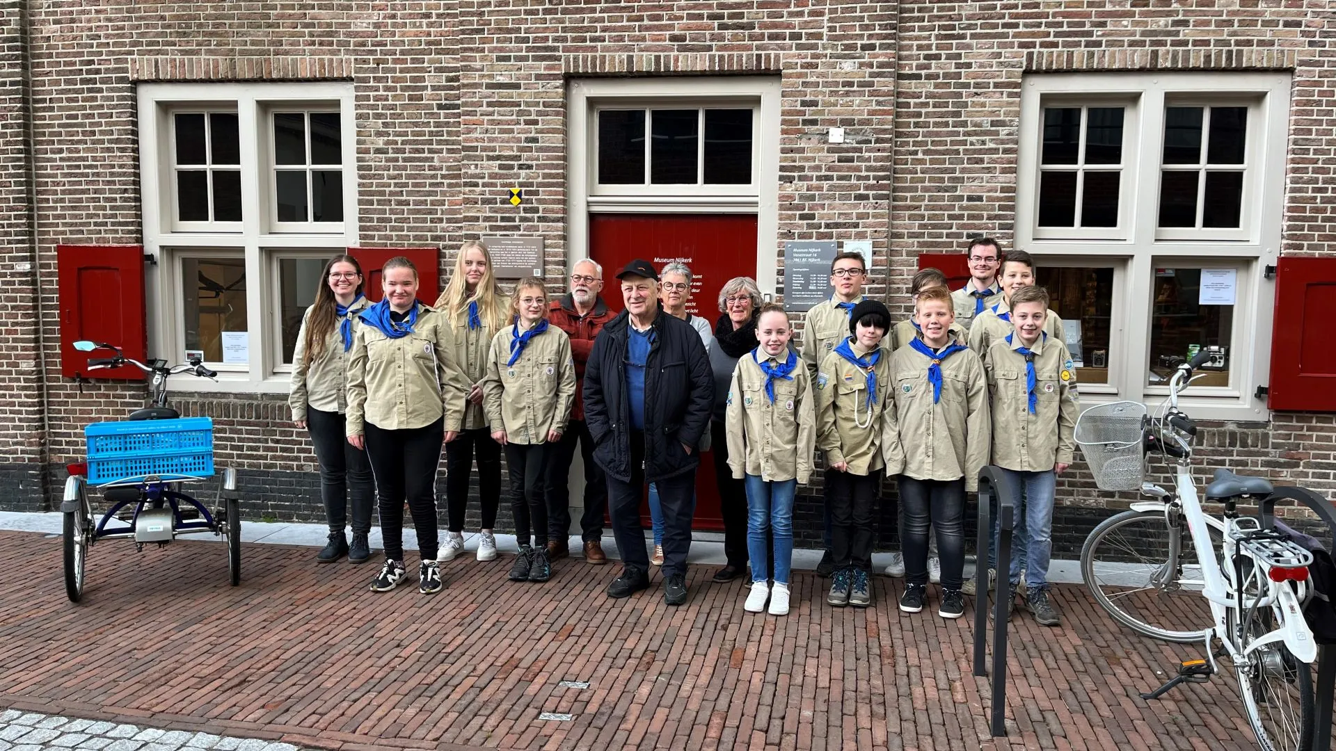 2022 04 10 scouting nijkerk reinigt weer de nijkerkse struikelstenen foto museum nijkerk