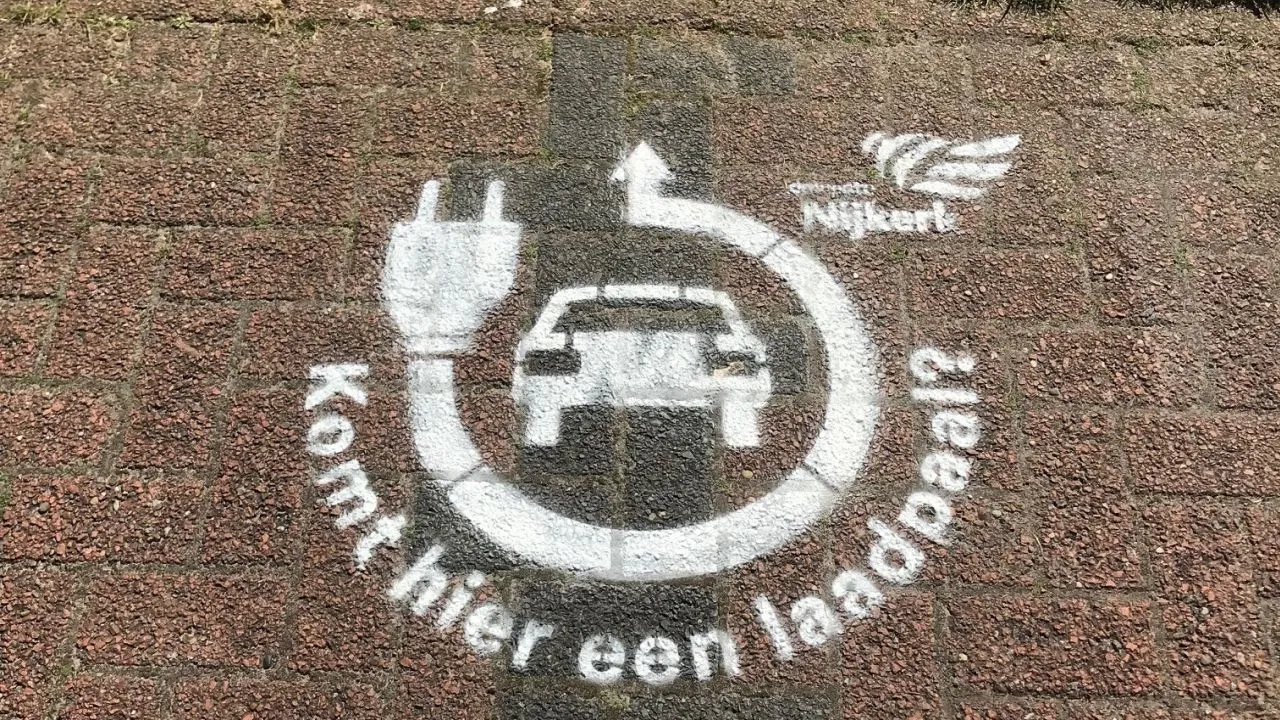 2022 06 27 laadpaal straatschildering