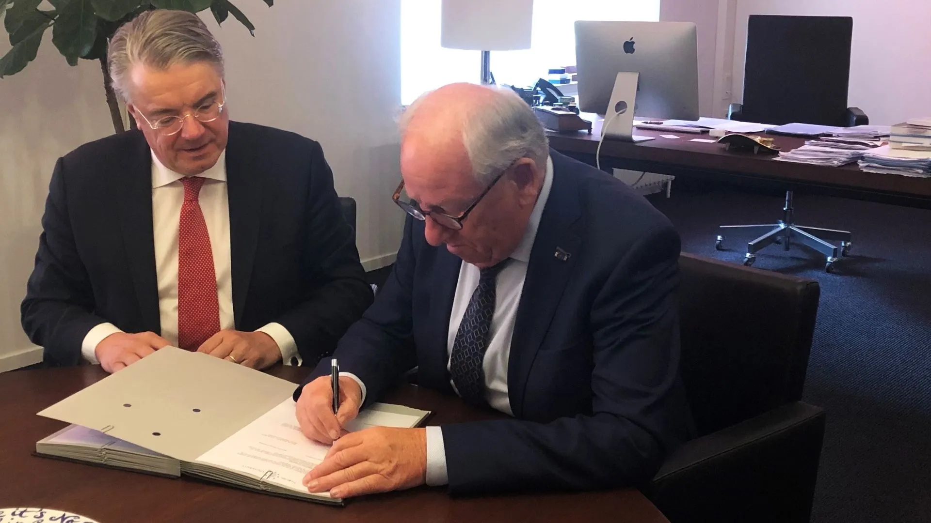2022 06 30 ondertekening leerstoelovk tst 2 tilburg university