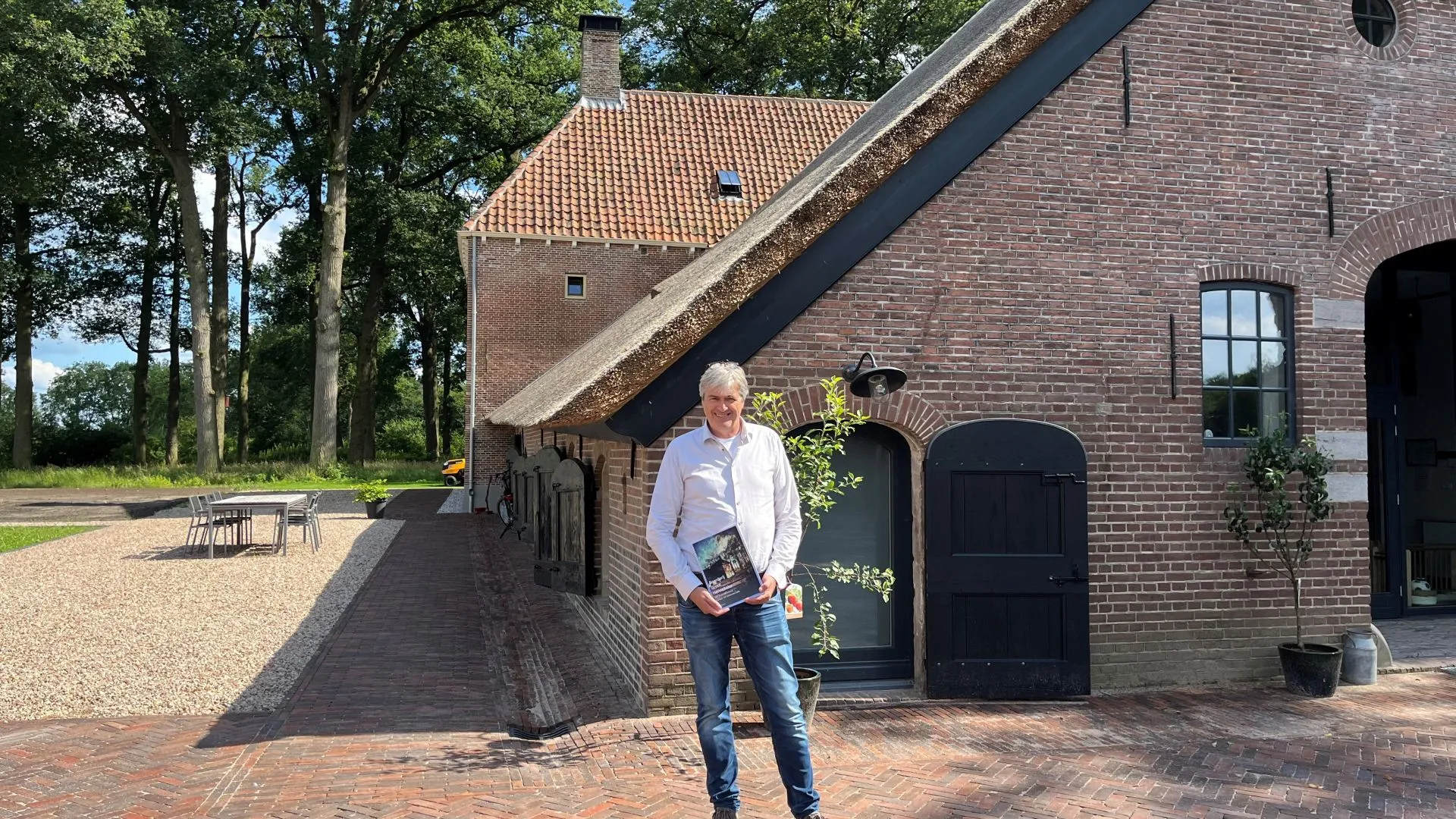 2022 07 01peter bijvank met zijn rapportage bij groot hennekeler foto museum nijkerk