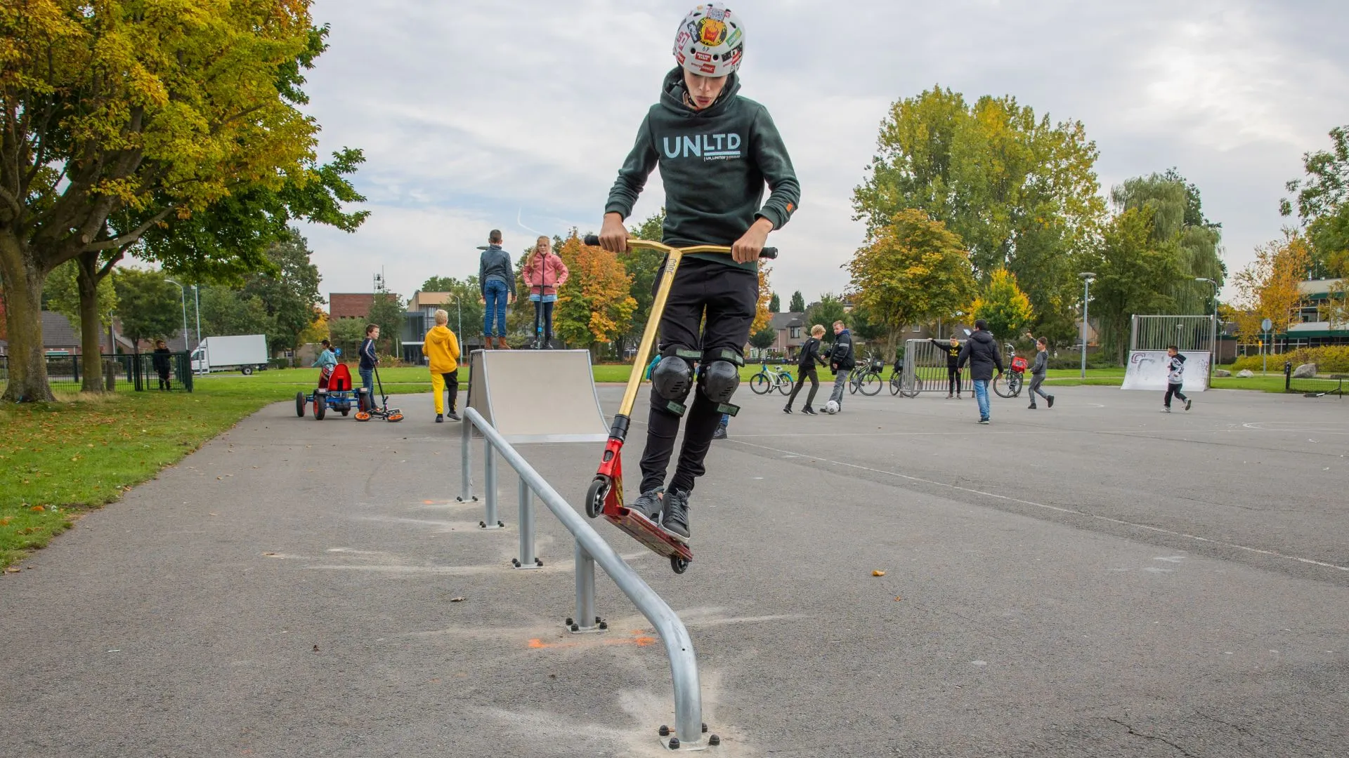 2022 10 14 jongeren spelen skatebaan paasbos 4 gemeente nijkerk