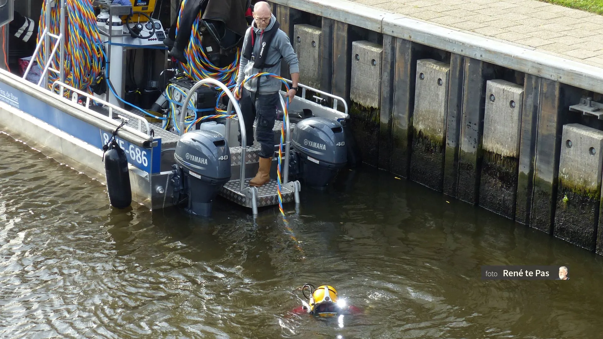 2022 10 28 duikers in de arkersluis voor inspectie te nijkerk donderdag 27 10 2022 r te pas 14