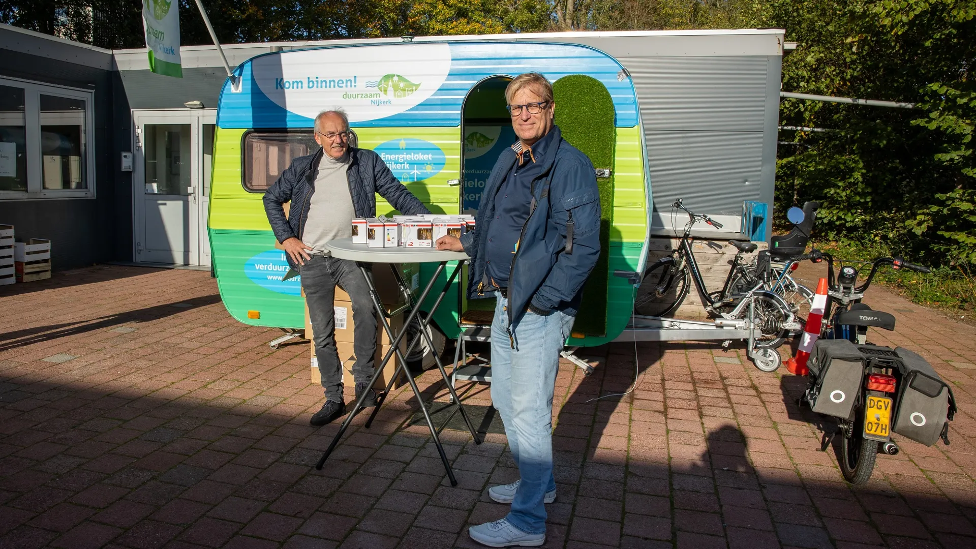 2022 11 04 klimaatburgemeester en energieloket bij voedselbank gratis led lampen