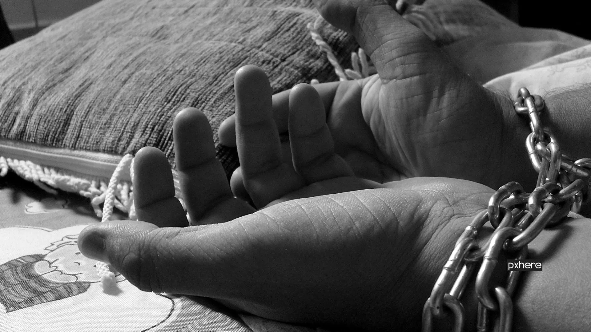 2022 11 29 uitbuiting hand black and white white photography leg sitting 1023772 pxhere