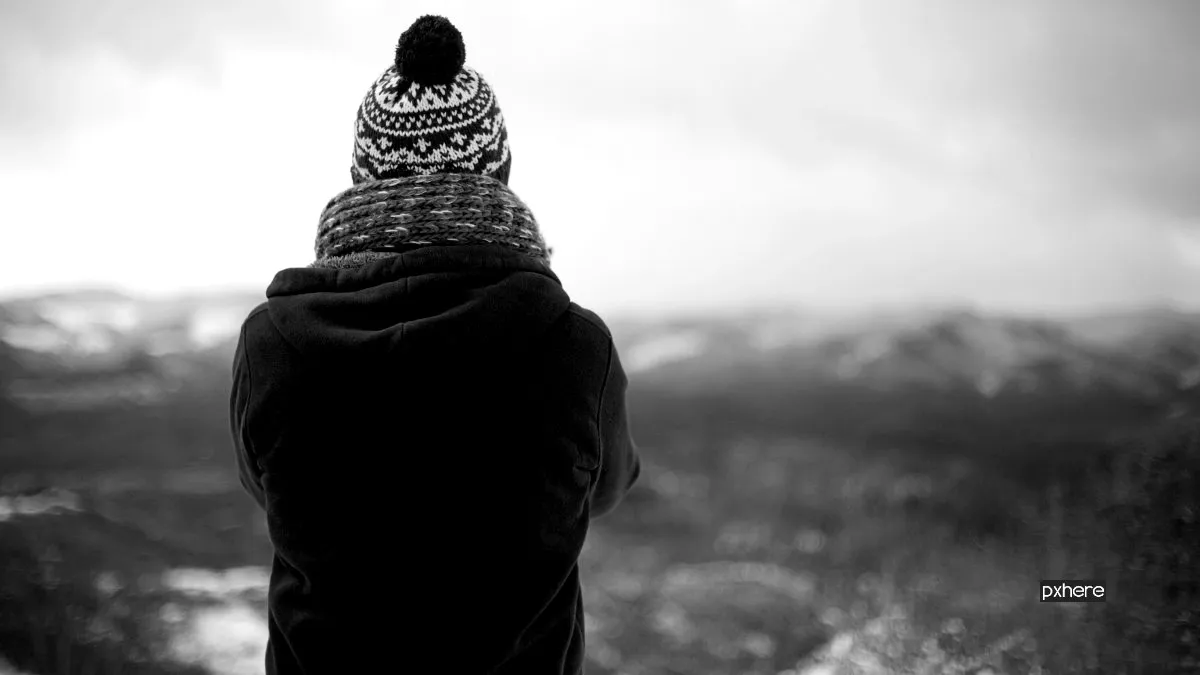 2022 12 05 person looking standing adult back alone view panorama 8792751