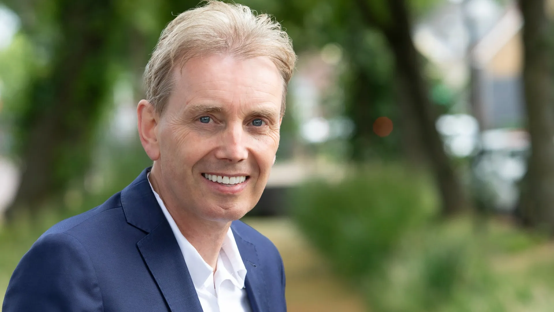 2023 11 07 johan de jager zijkant meer groen lach