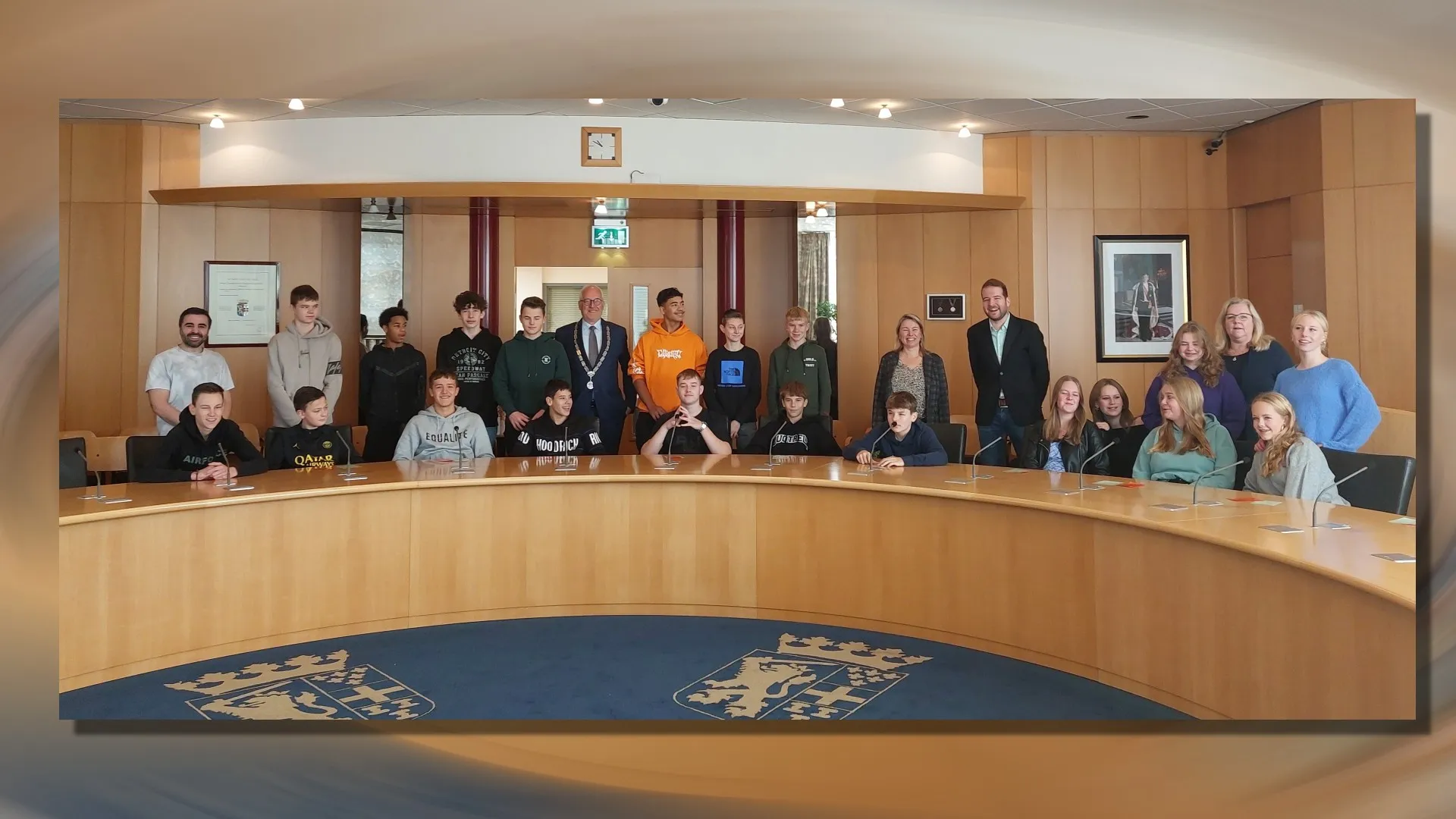 2023 11 13 leerlingen 3 vmbo en praktijkonderwijs krijgen les in de raadzaal