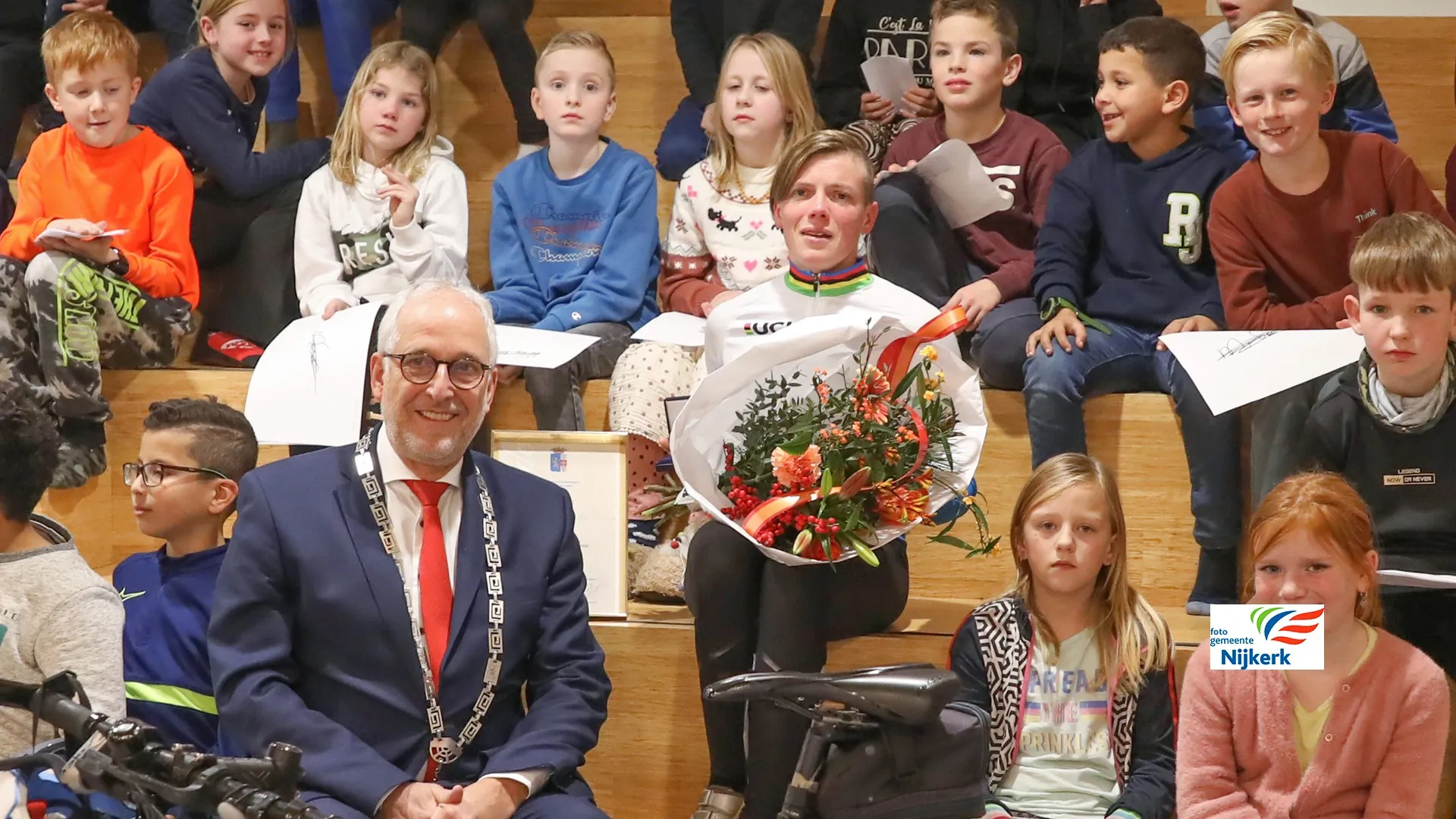 221216 stadspenning voor marieke van soest met burgemeester gerard renkema en leerlingen maranathaschool 1