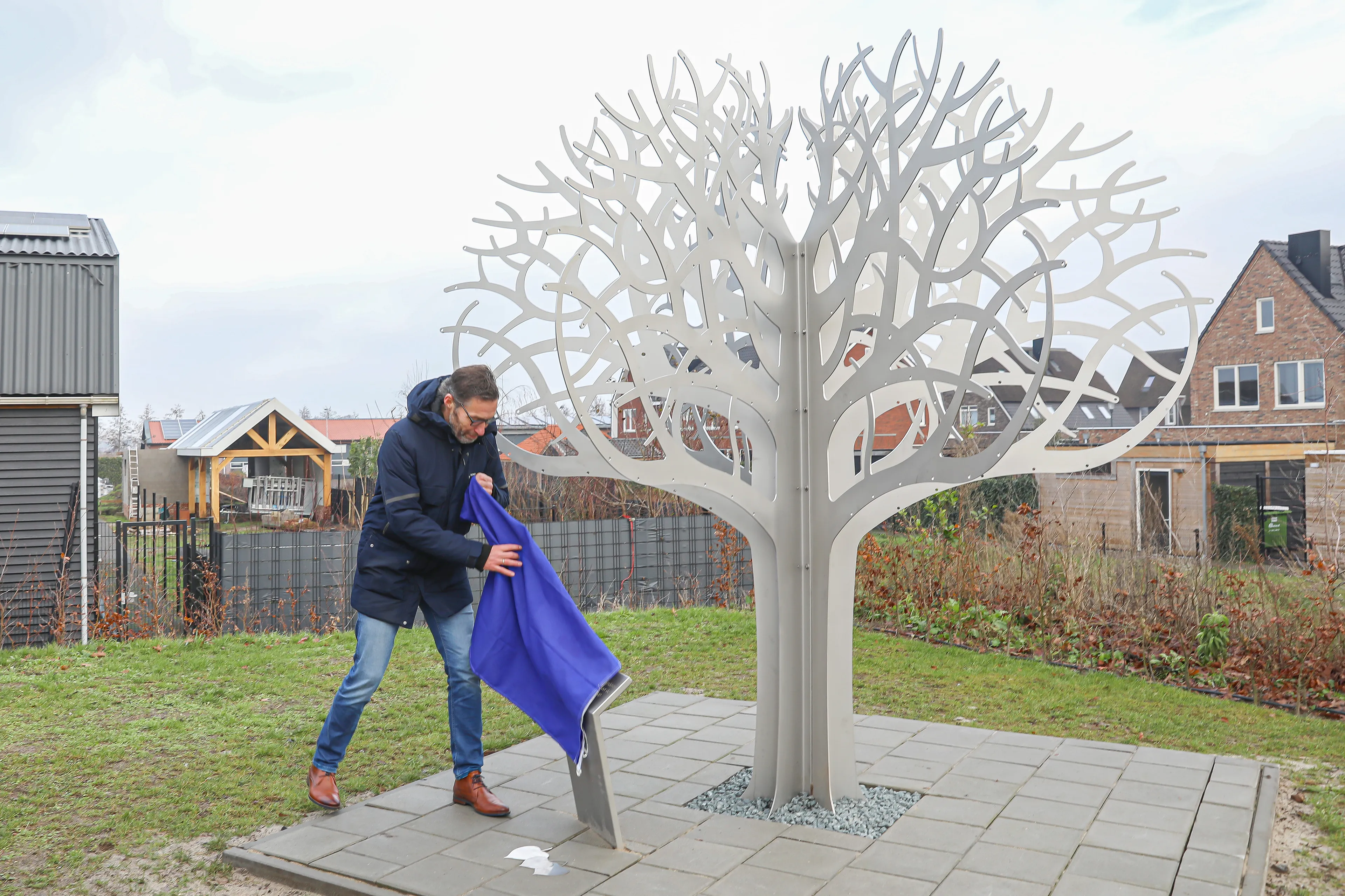 221221 wethouder rene windhouwer bij de onthulling van de gedenkboom in nijkerkerveen foto gemeente nijkerk