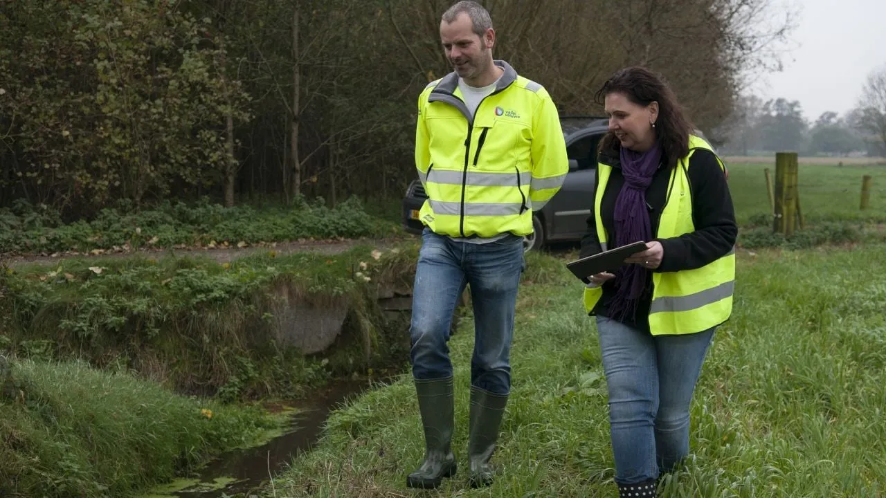 3028 03 28 medewerkers van het waterschap controleren de sloten in het buitengebied
