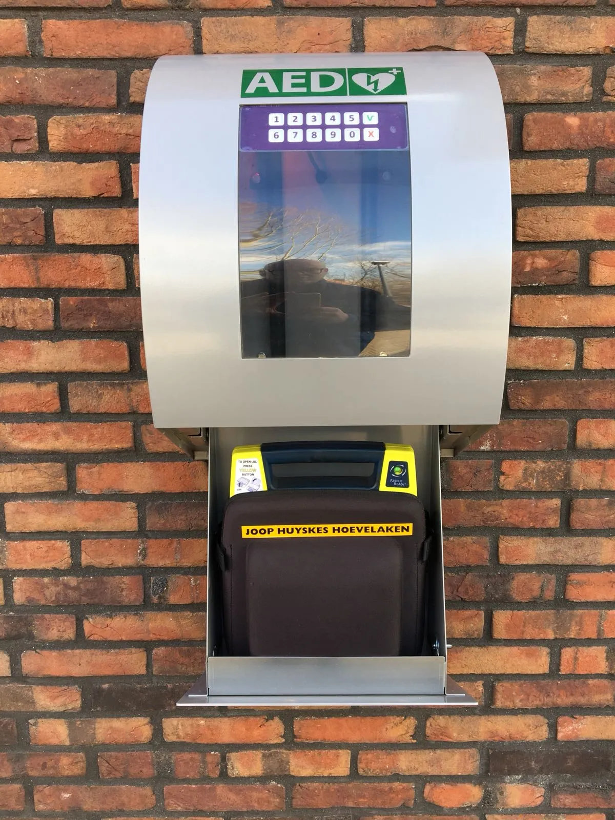 aed in buitenkast garage huyskes