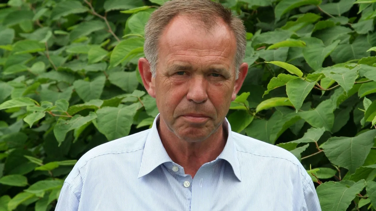 bmj366hz7tn2ag935qol7r99g 2013 07 11dick veldhuizen met op achtergrond japanse duizendknoo