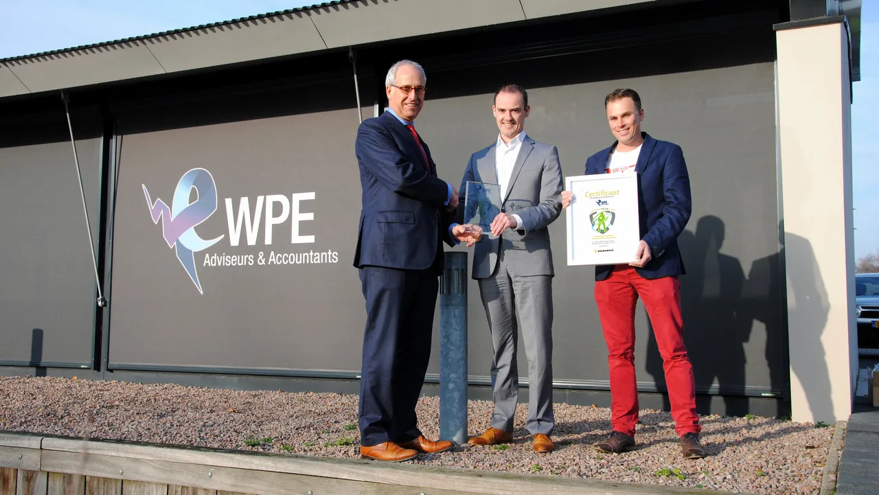 bpmzddek6a4kzof27g1k5bb74 2013 12 24 brandweer wpe foto burgemeester