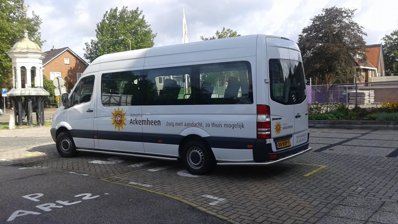 e2el3adf6yqo2p2lnck9b1opt 2014 09 09 arkemheen bus zijkant