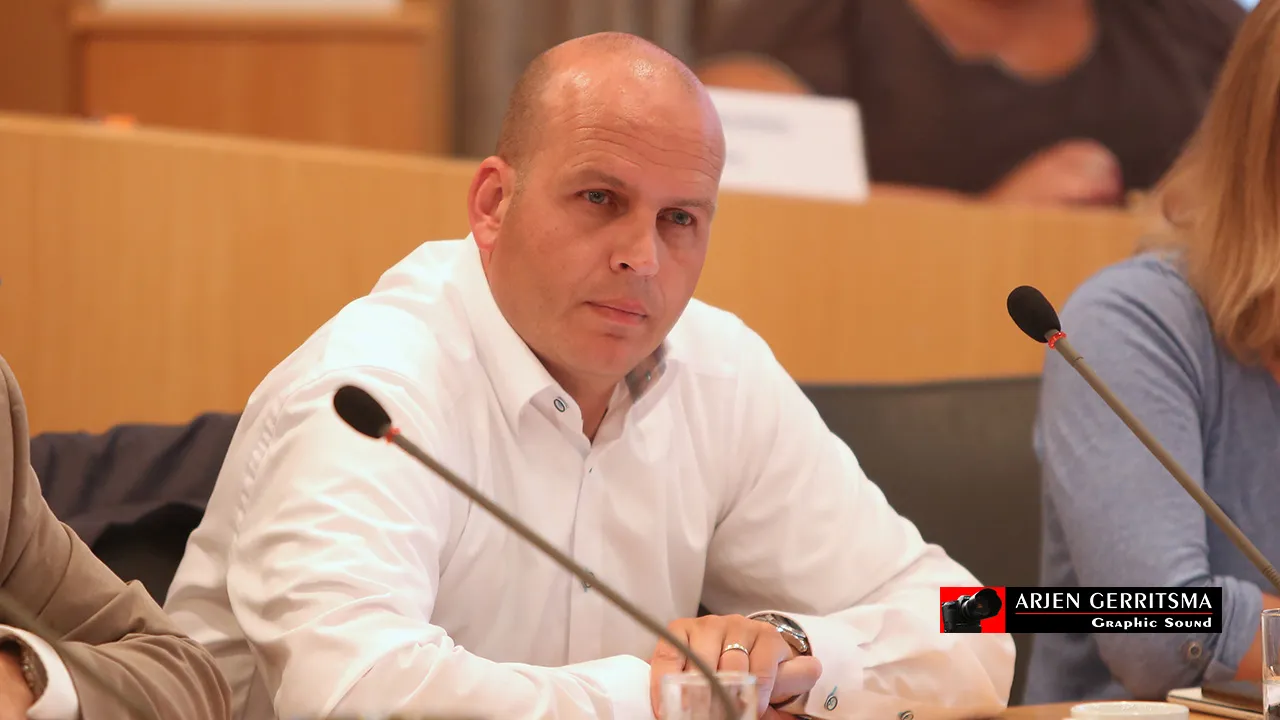 i9el0owhaascthq5sts637o7t richard van hussel 3