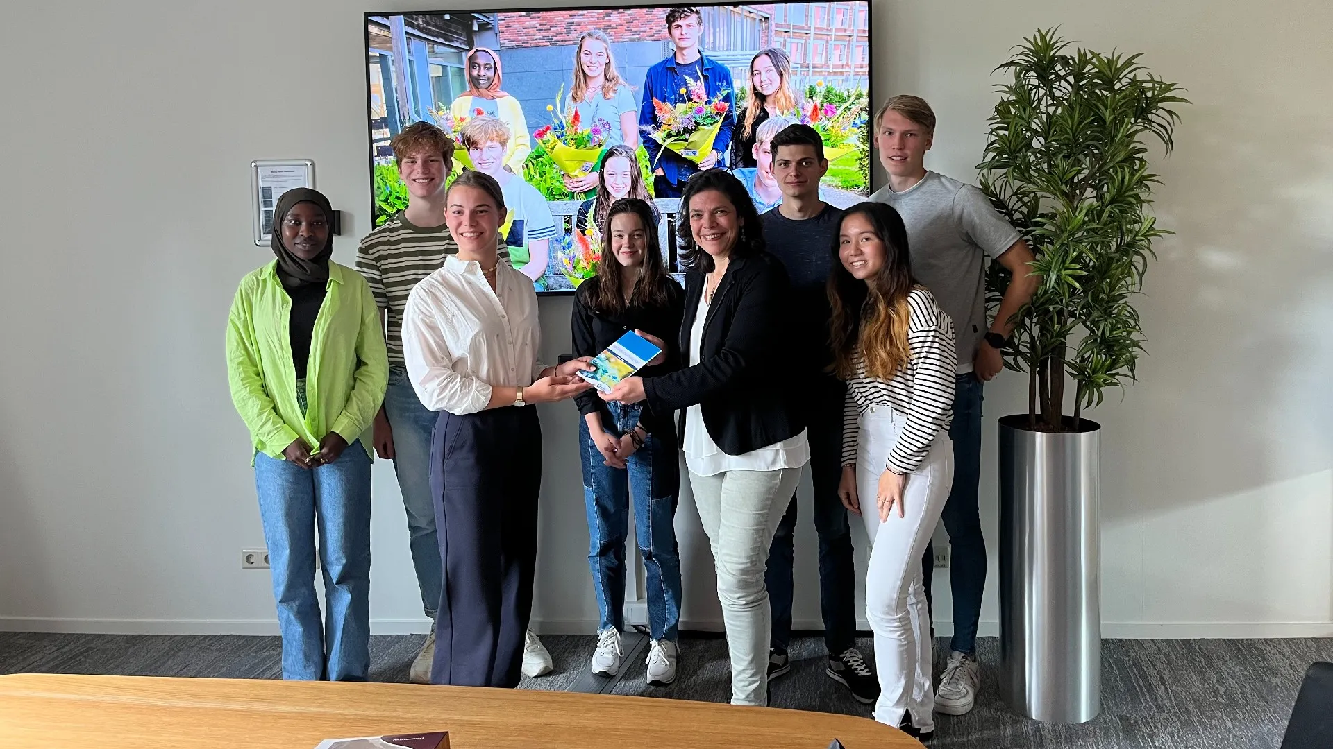 img 4845 overhandiging jeugdbestuursagenda dijkgraaf marijn ornsteinjpg