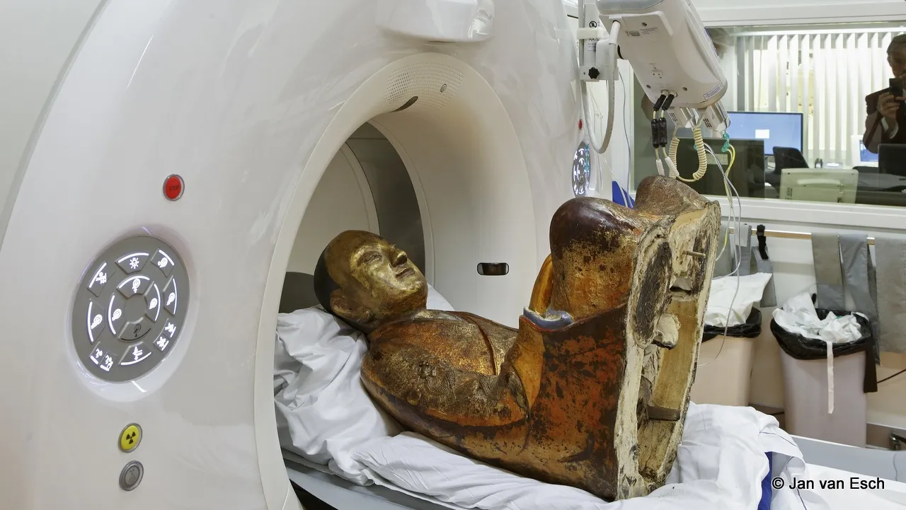 j0yfsqwafoi1jenyptcz45n0l 2014 12 08 beeld met mummie in de ct scan