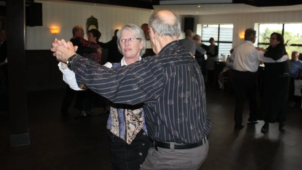 j87z2sbg4mesbs7il2bsdp252 2013 08 20 volksdansen nel en gert de jong