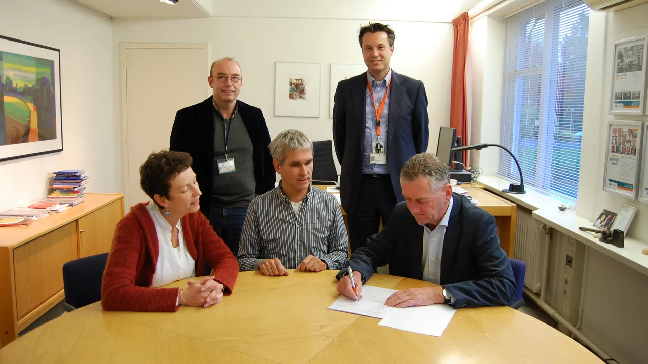 k90q73vja8xntw57gvqkbpmqb 2013 12 09 meander ondertekening soest